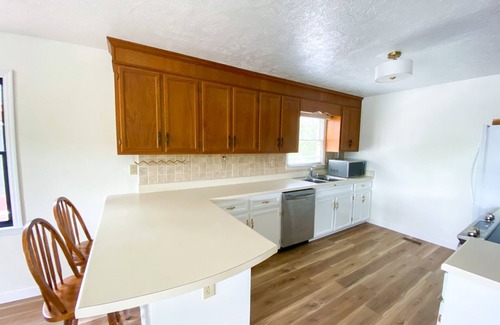 Roanoke Rapids House | Relaxing waterfront lakehouse on Lake Gaston and R&R Lake