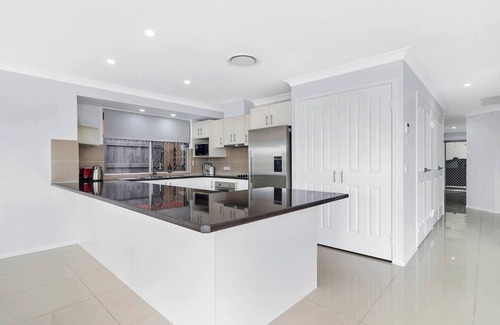 Wurtulla House | Relaxing Waterfront Oasis with Heated Spa!