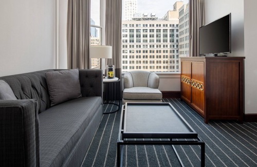 Downtown Chicago Hotel | Reliance King Suite at Staypineapple, An Iconic Hotel, The Loop