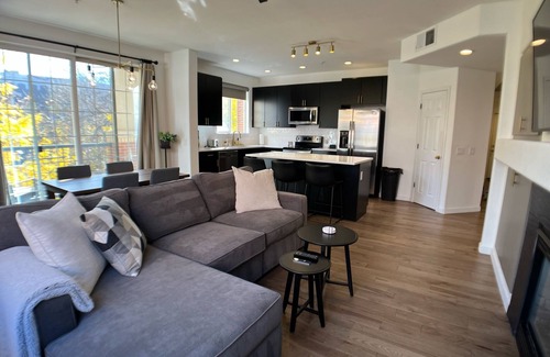 Uptown Condo | Remodeled 2b/2b in Capitol Hill w/2 parking spots
