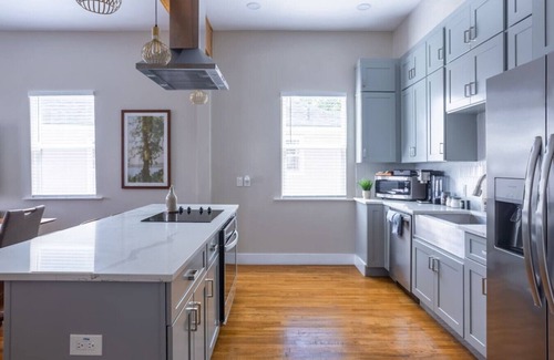 Eastside Promise Neighborhood Apartment | Remodeled 3BR Bungalow | King Bed | 1 mi from DT