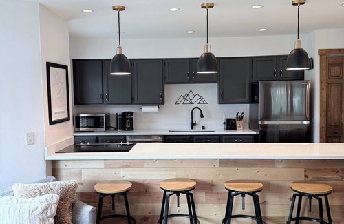 Historic District Condo | REMODELED Cozy Mountain Modern Ski-in 1 block to Heart of BreckenridgenHot Tubs