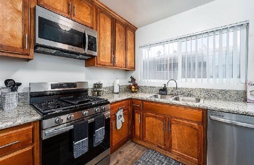 Inglewood Apartment | Remodeled upper 2 bedroom with view, two televisions, dishwasher 4