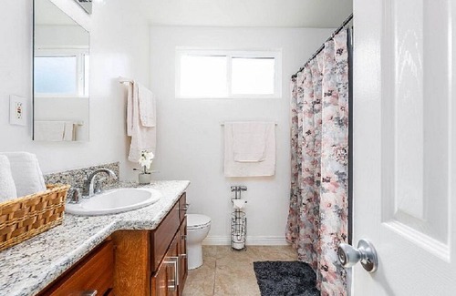 Inglewood Apartment | Remodeled upper 2 bedroom with view, two televisions, dishwasher 4