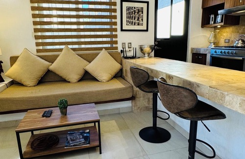 San Antonio Tlayacapan House | Renovated 1 Bdrm Guest House -Walk to Everything -Bikes -Gym - Pickleball Court