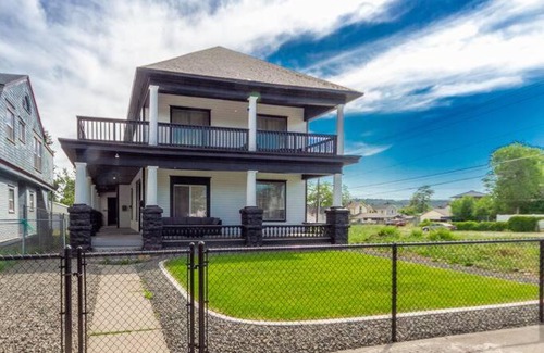 West Central Apartment | Renovated 2 bed 2 bath Near Arena and Downtown