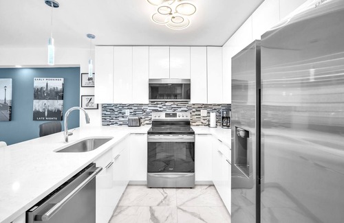 Hollywood South Central Beach Condo | Renovated 2 BR at the Beach in superb Hollywood