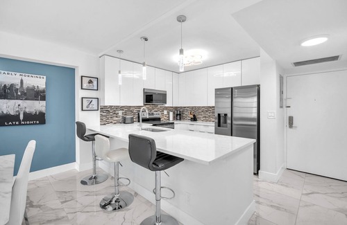 Hollywood South Central Beach Condo | Renovated 2 BR at the Beach in superb Hollywood