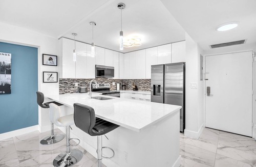Hollywood South Central Beach Condo | Renovated 2 BR at the Beach in superb Hollywood