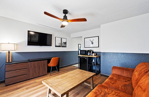 Townsend Hotel | Renovated 2 Queen Suite Pet Friendly