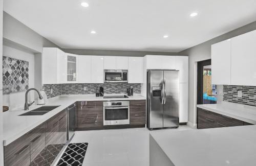 South Lake House | Renovated 5½ BR Home with Amazing Pool