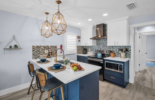 Indian Rocks Beach House | Renovated Beach Retreat – Patio & Hammock, Steps to Sand for the Perfect Escape!