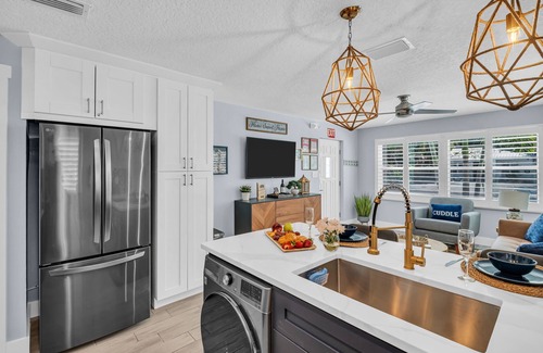 Indian Rocks Beach House | Renovated Beach Retreat – Patio & Hammock, Steps to Sand for the Perfect Escape!