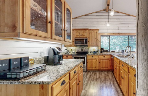 Kalama House | Renovated, dog-friendly lodge with river view, kayaks, great deck & firepit
