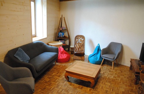 Limony House | Renovated house with inner courtyard on Limony Creek