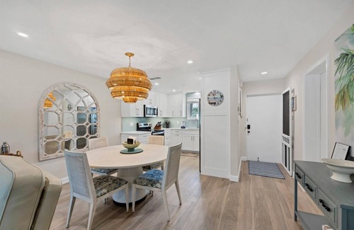 Saint Armands Key Condo | Renovated Kingston Arms 2brm Ground floor Walk to beach
