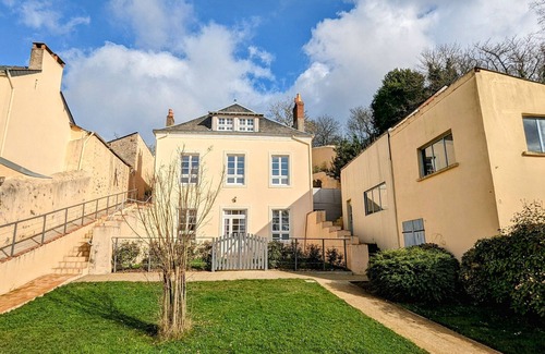 Sable-sur-Sarthe Cottage | Renovated riverside cottage for 6, near center, parking and wifi