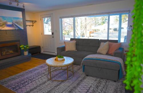 Williams Lake House | Renovated Suite in WL, 5 Min to Downtown, All New Appliances, Self Check-In
