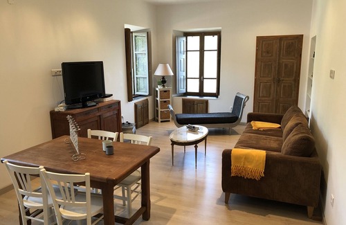 Cargiaca Condo | Renovated village apartment