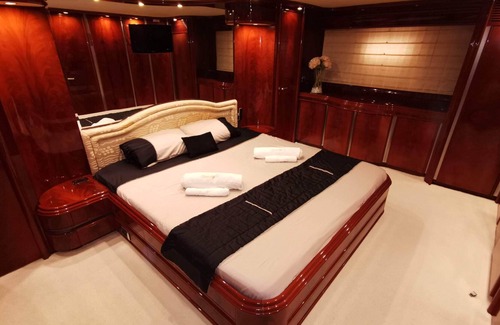 Barceloneta Boat Rental | Rent a Luxury Motor Yacht in Port Olympic