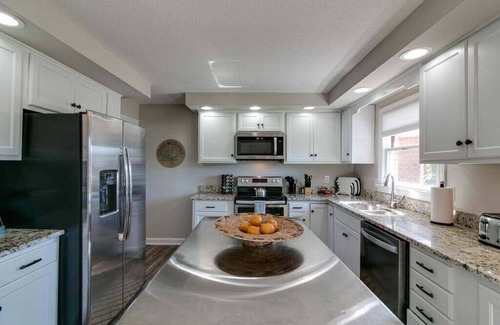 Clarksville House | Residence (1335 Whitt Ln)