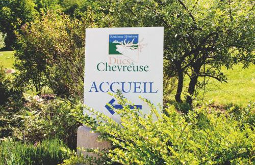 Chevreuse Apartment | Residence Hotel Les Ducs De Chevreuse avec Hébergement, Repas & PDJ, Séminaire, Bureau & Parking