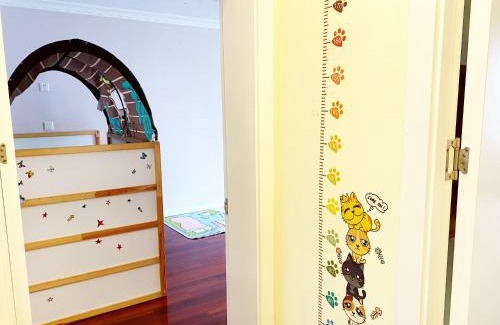 Hongqiao Apartment | Residence Near Xuhui Business District, Just 5 Minutes from Metro Line 9