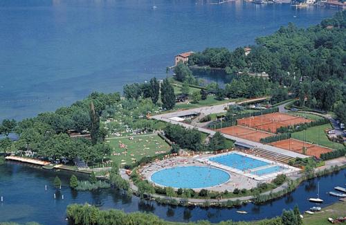 Iseo Apartment | Residenza degli Ulivi, Green House with Pool at Sassabanek
