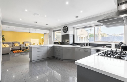 Pakenham House | Resort Experience: Pool, BBQ, Games with lots of space and fun in Pakenham