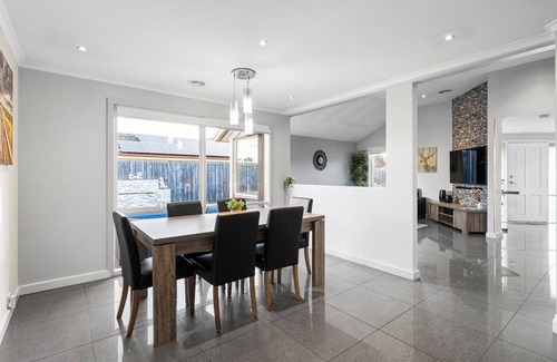 Pakenham House | Resort Experience: Pool, BBQ, Games with lots of space and fun in Pakenham