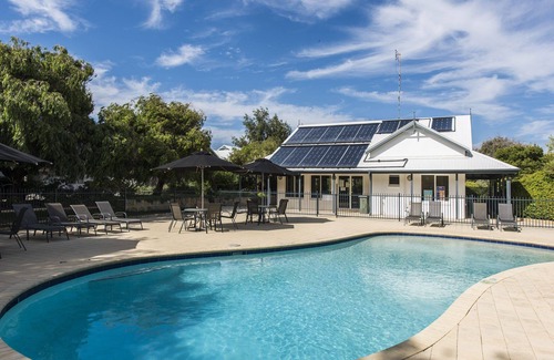 Ledge Point House | Resort-Style Beach Front Accommodation