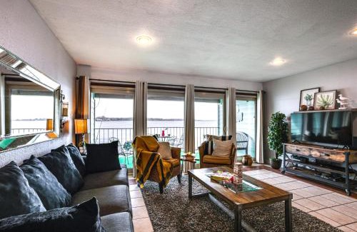 Seven Coves Apartment | Resort-Style Lake Conroe Retreat with Balcony and View
