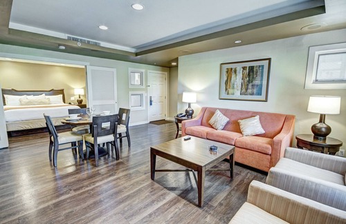 Paradise Valley Village Hotel | Resort Suite - Beautiful 1 Bedroom Suite With Kitchenette