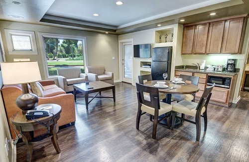 Paradise Valley Village Hotel | Resort Suite - Beautiful 1 Bedroom Suite With Kitchenette