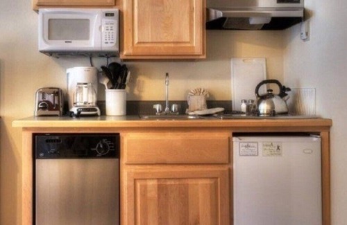 Four O'Clock Apartment | RESORT SUITE. Ski in/Ski out - 900ft to Snowflake Lift & FREE Shuttle