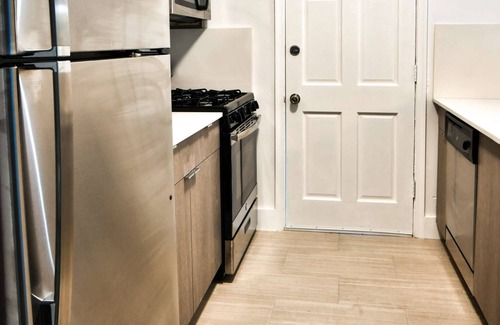 The Roads Condo | ✨Rest + EAT + SHOP | NEW ONE BEDROOM PLUS FREE PARKING