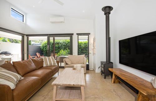 Umina Beach House | Rest Pet Friendly with Outdoor Bath 3 Mins Walk to Beach