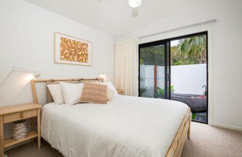 Umina Beach House | Rest Pet Friendly with Outdoor Bath 3 Mins Walk to Beach