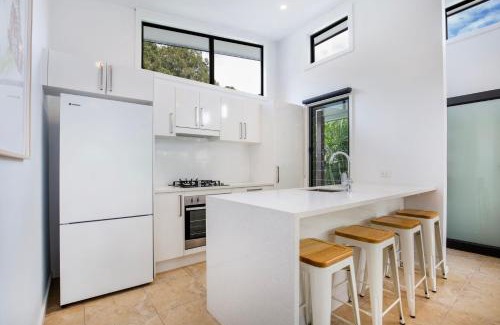 Umina Beach House | Rest Pet Friendly with Outdoor Bath 3 Mins Walk to Beach