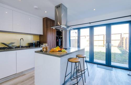 Failsworth House | Rest&Recharge at Waterway House (4 Bedrooms, 7 Beds, 2 Bathrooms, Free parking)