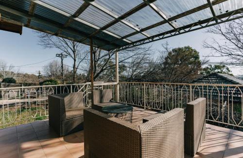 Deakin House | Restful Canberra Retreat in Spacious Terrace Home