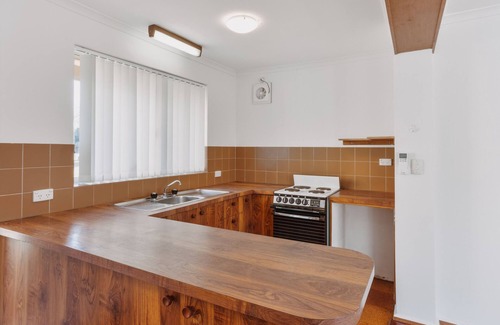 Deakin House | Restful Canberra Retreat in Spacious Terrace Home