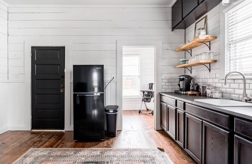 Austin Ave. House | Restored 1930s Uptown Bungalow 2 min. to Magnolia Silos