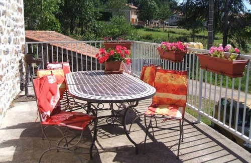 Retournac Cottage | Restored barn with terrace and wifi in La Bastide