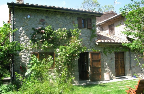 Abbadia San Salvatore House | Restored farmhouse on the Tuscan hills