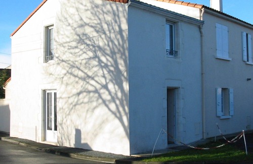 Dompierre-sur-Mer House | Restored house at the gate of the fields