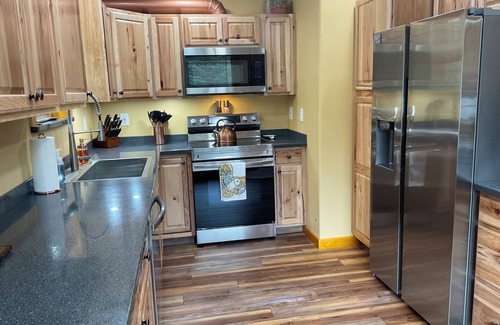 Bear Creek Cabin | Resurrection Peaks Lodge. Lower unit, sleeps 8. Private lot and close to town.
