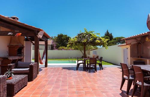 Murtosa House | Retiro da Atafona Beach Pool House Yellow