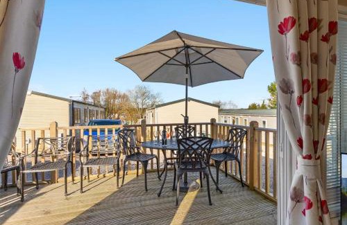 Cheriton Bishop Ski Chalet | Retreat at the Lake - Fishing Lakes, Heated Outdoor Swimming Pool 500yrds on Sister Park , Pool Open April to September