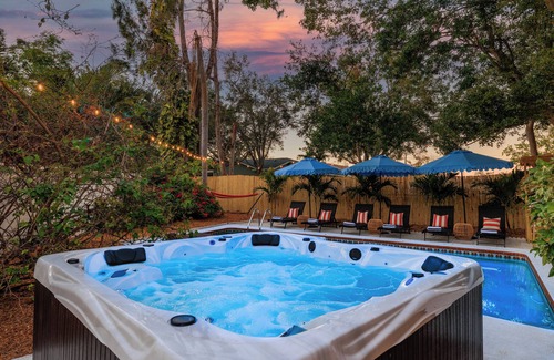 Seminole House | Retreat~HEATED Pool~SECRET Gameroom~Minigolf~Hottub~